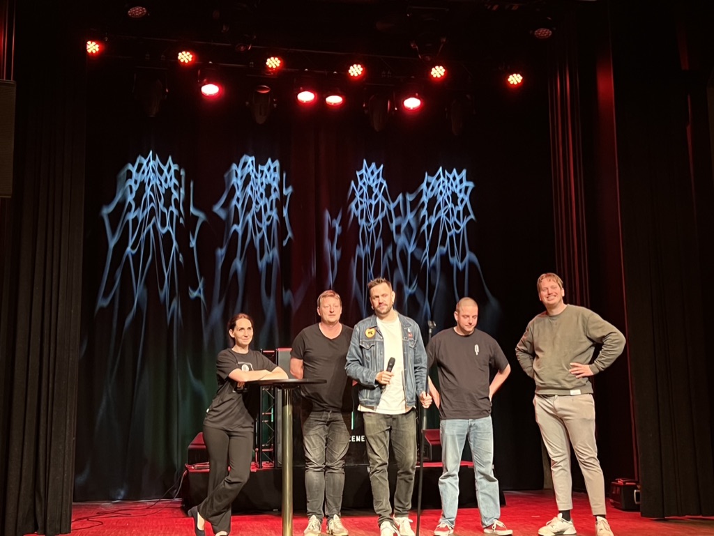 Komikere på Larris-scenen
